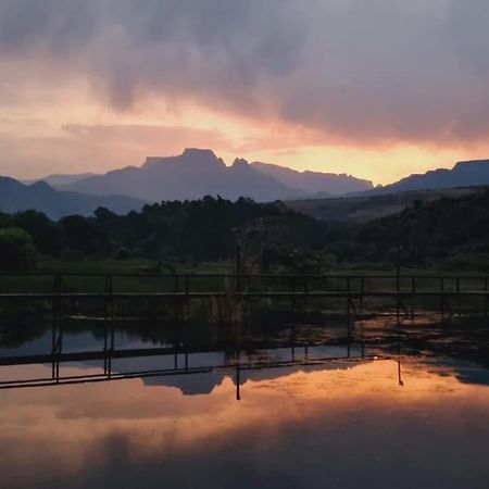 Dragon Peaks Mountain Resort Champagne Valley Esterno foto