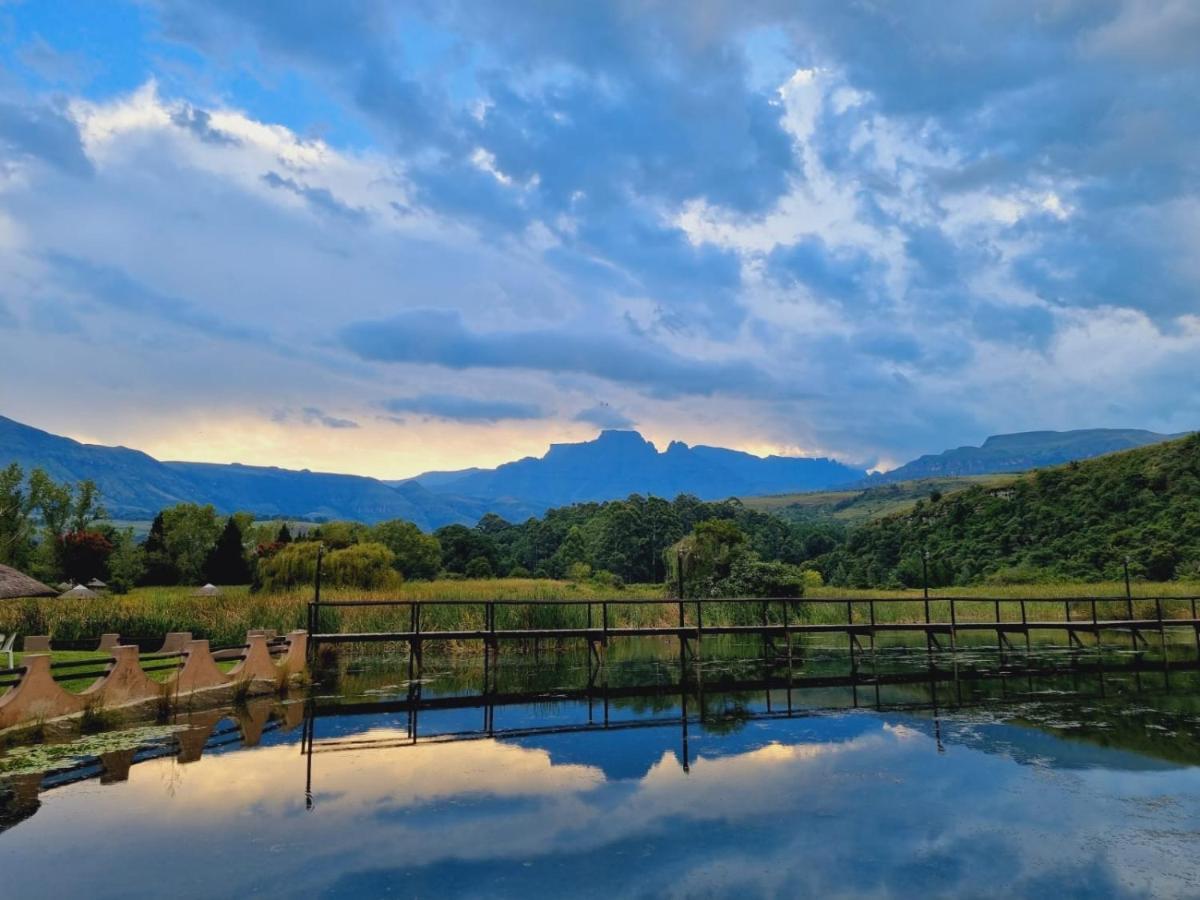 Dragon Peaks Mountain Resort Champagne Valley Esterno foto