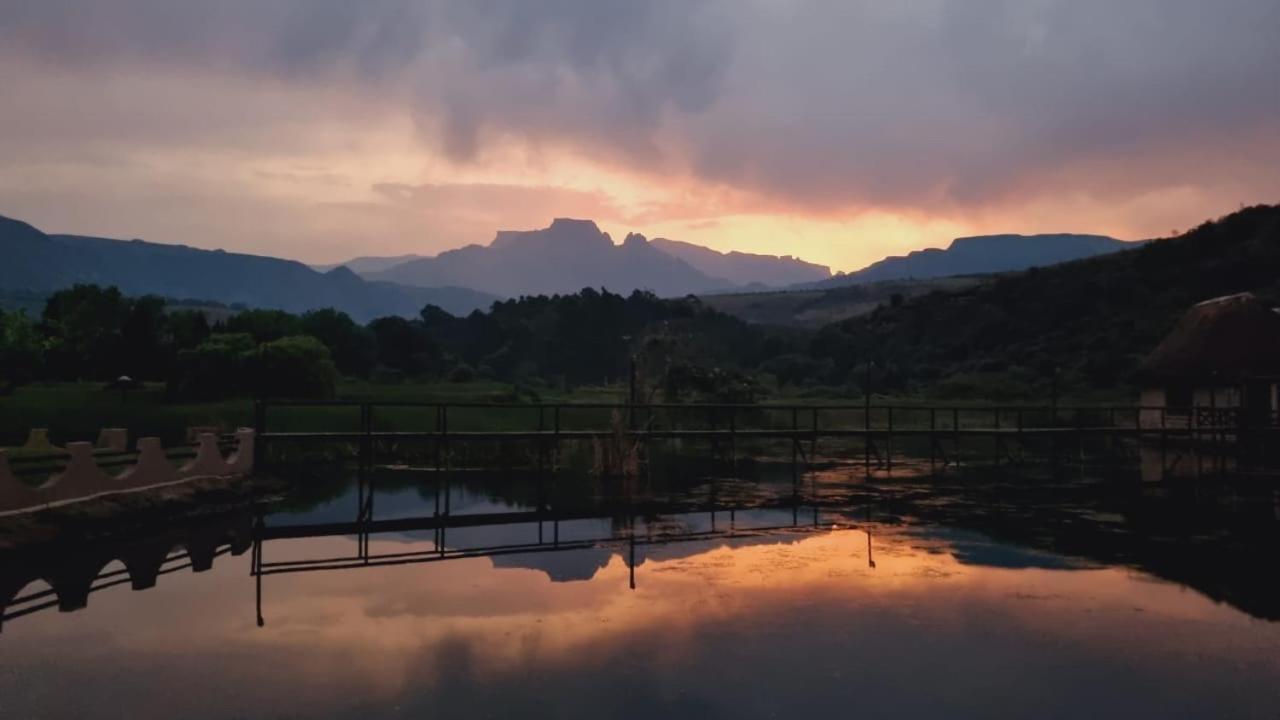 Dragon Peaks Mountain Resort Champagne Valley Esterno foto