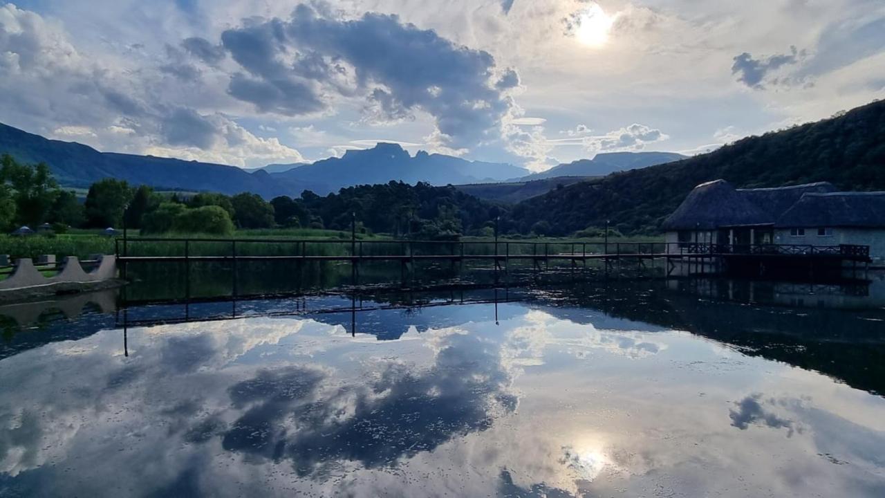 Dragon Peaks Mountain Resort Champagne Valley Esterno foto