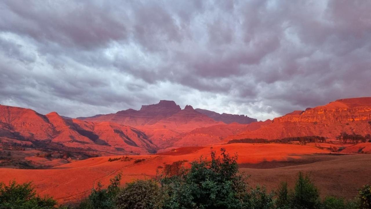 Dragon Peaks Mountain Resort Champagne Valley Esterno foto