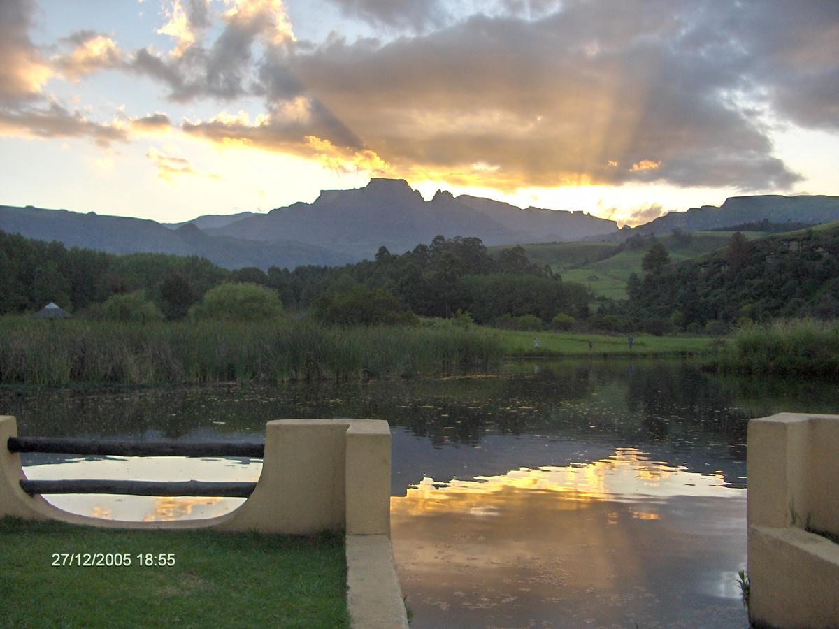 Dragon Peaks Mountain Resort Champagne Valley Esterno foto