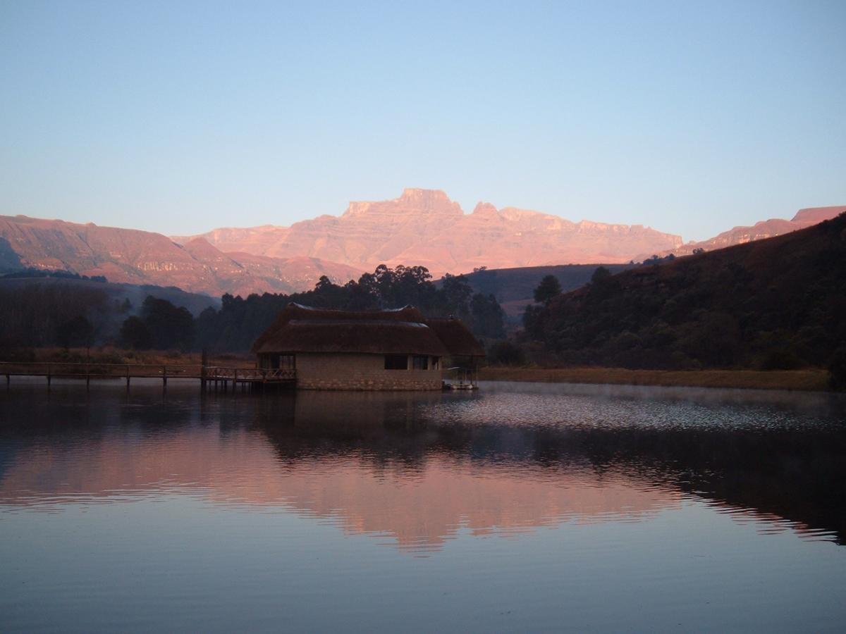 Dragon Peaks Mountain Resort Champagne Valley Esterno foto