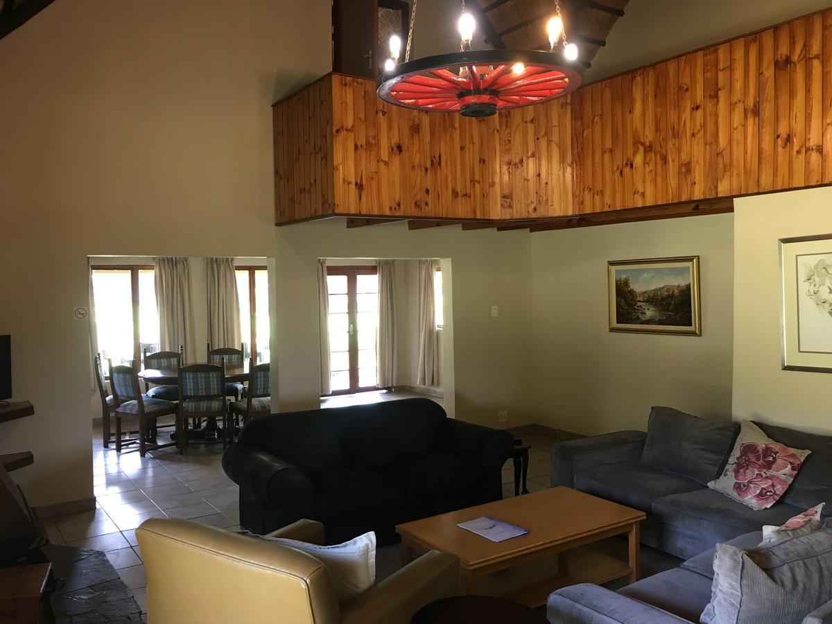 Dragon Peaks Mountain Resort Champagne Valley Esterno foto