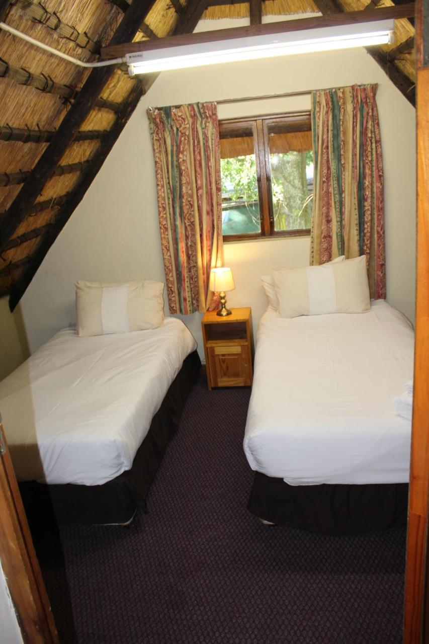 Dragon Peaks Mountain Resort Champagne Valley Esterno foto