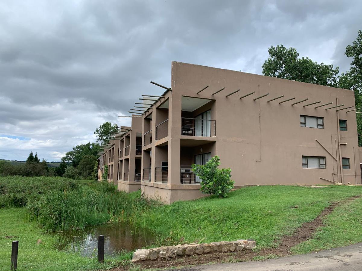 Dragon Peaks Mountain Resort Champagne Valley Esterno foto