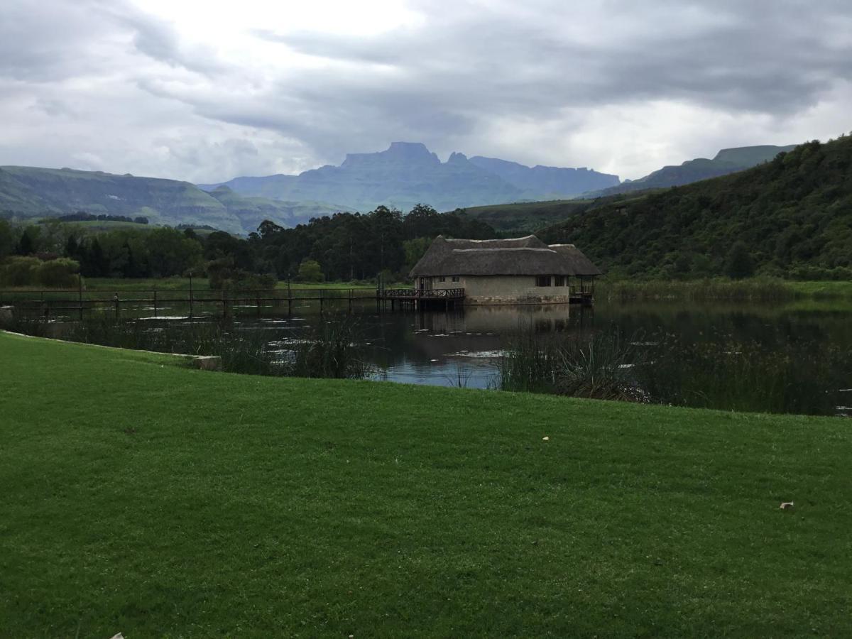 Dragon Peaks Mountain Resort Champagne Valley Esterno foto